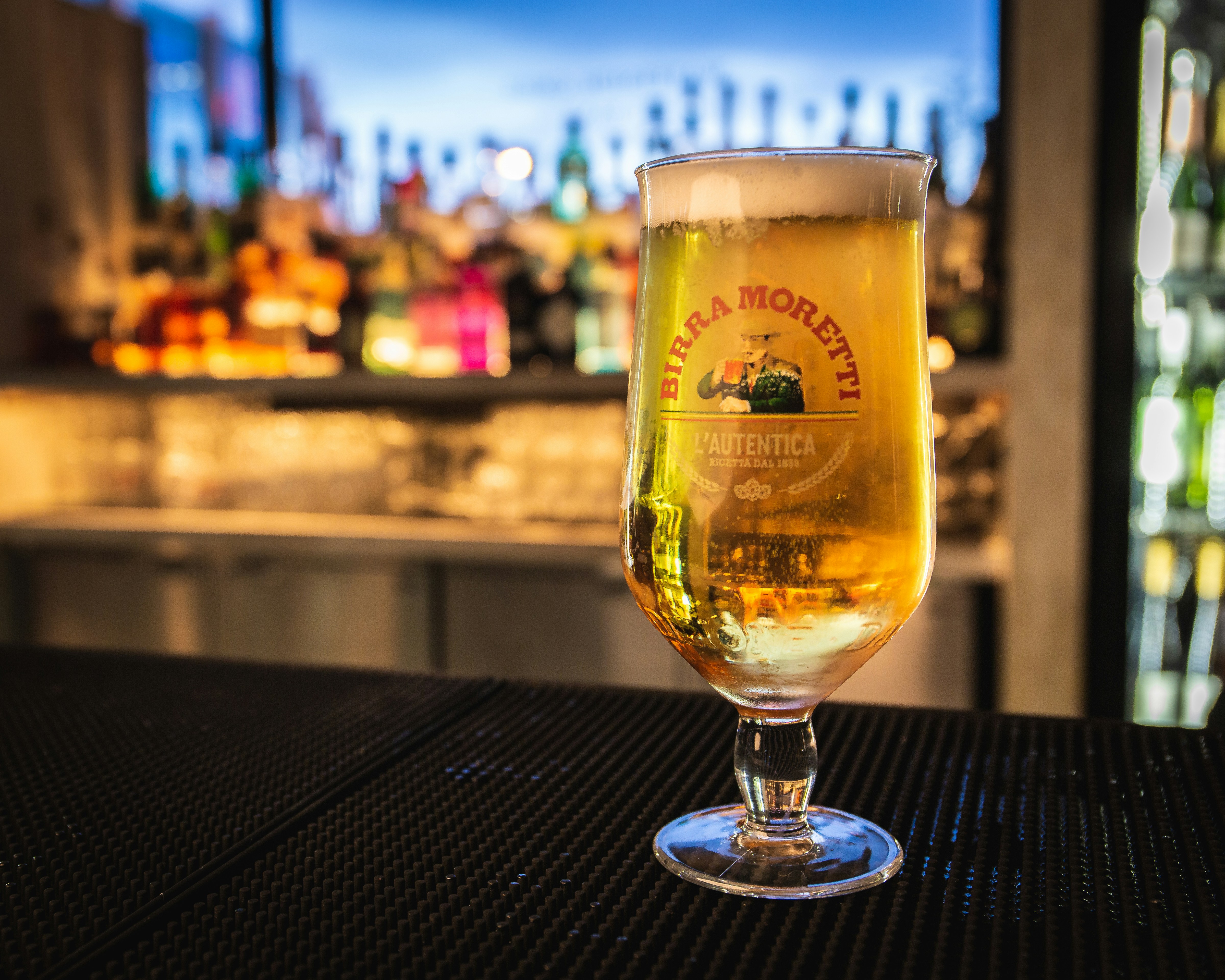 黒いテーブルの上にビールを入れた透明なワイングラスの写真 Unsplashで見つけるガラスの無料写真