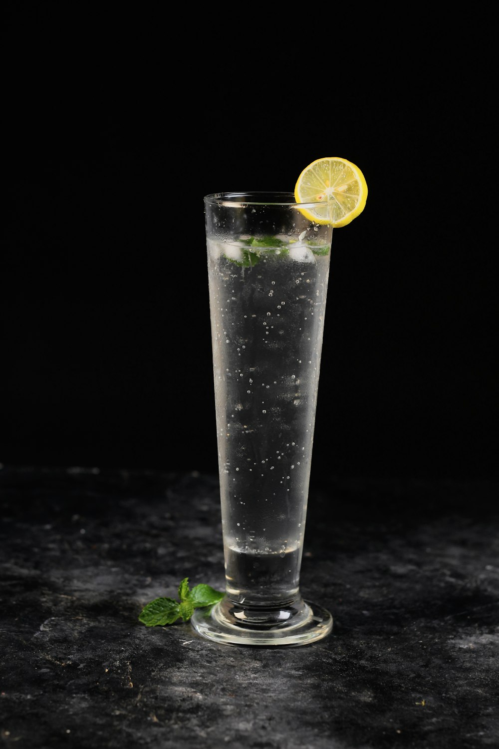 レモン汁を入れた透明なグラス