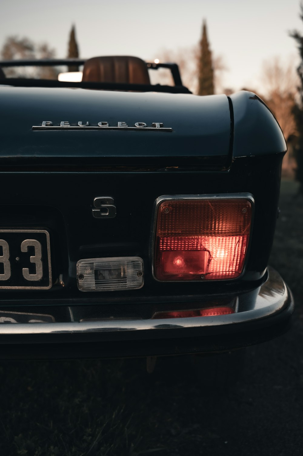 Coche negro con matrícula