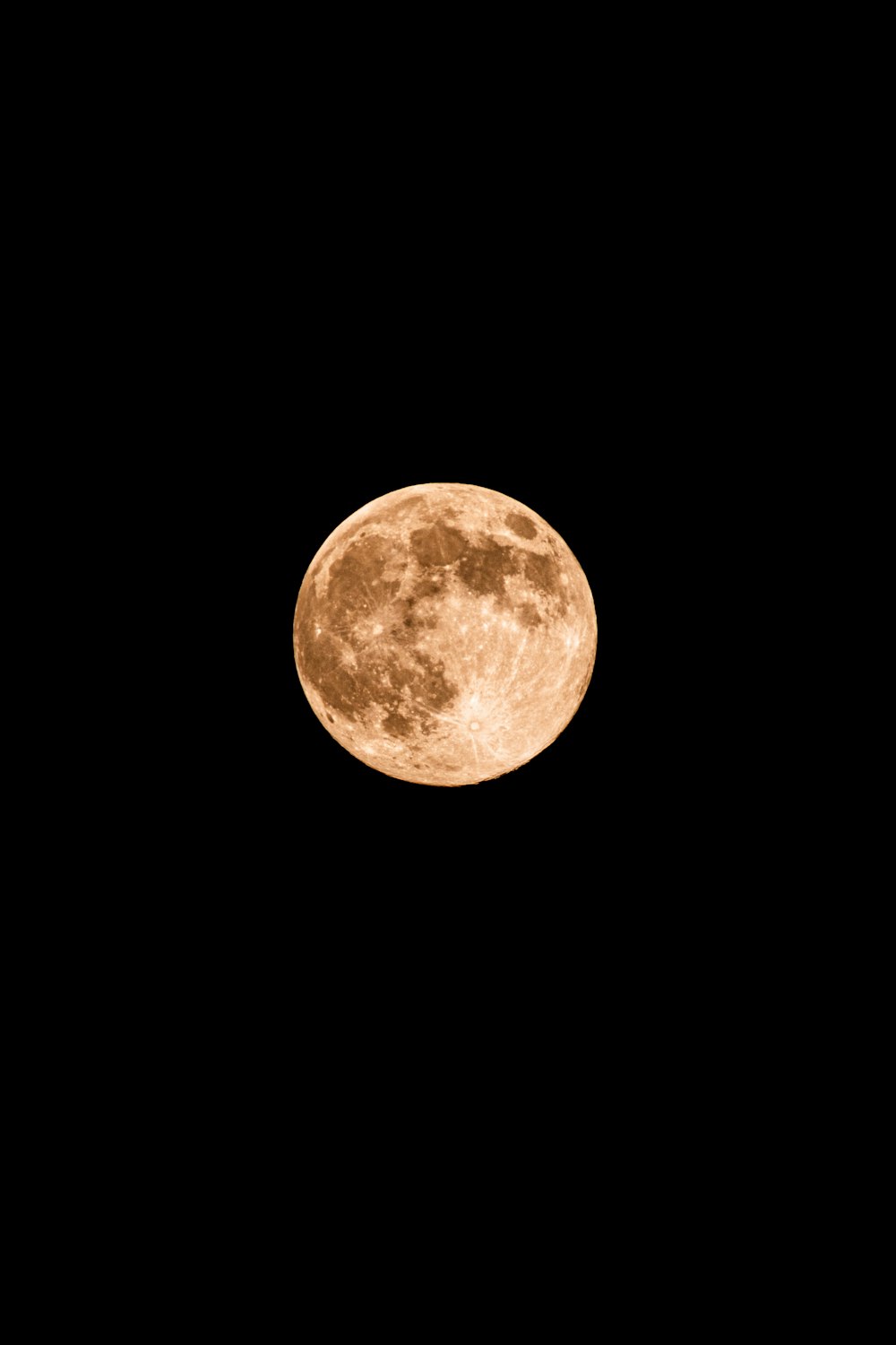 luna piena nel cielo notturno scuro