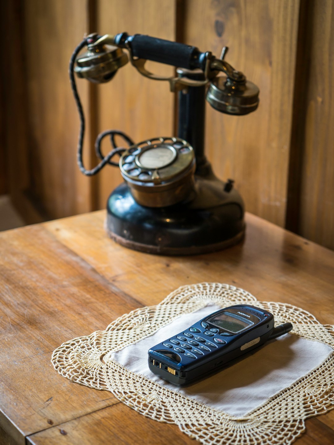 Telefone aus zwei Epochen. Telephones from two eras.