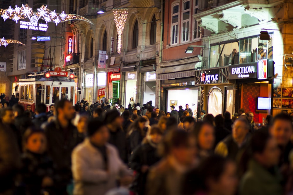 persone che camminano per strada durante la notte