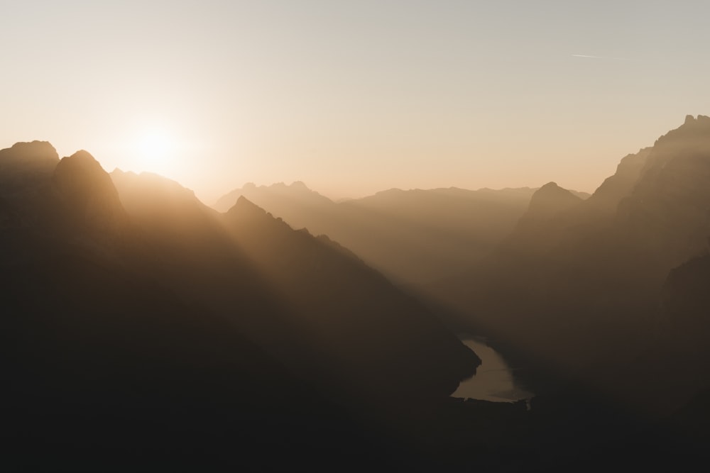 Silueta de montañas durante la puesta del sol