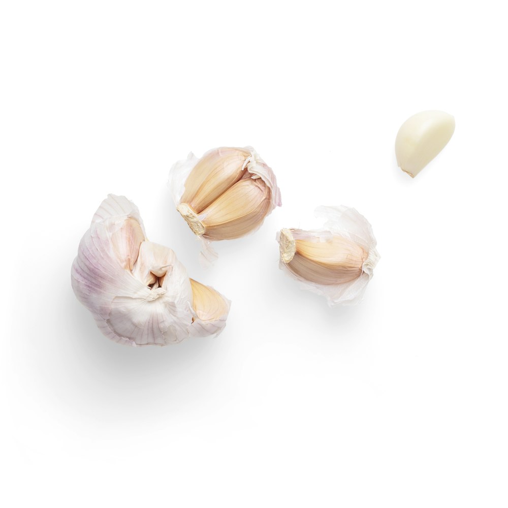 bulbo d'aglio su superficie bianca