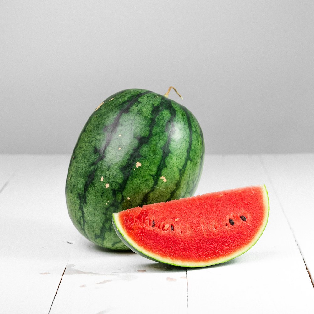 Fruta de sandía sobre mesa blanca