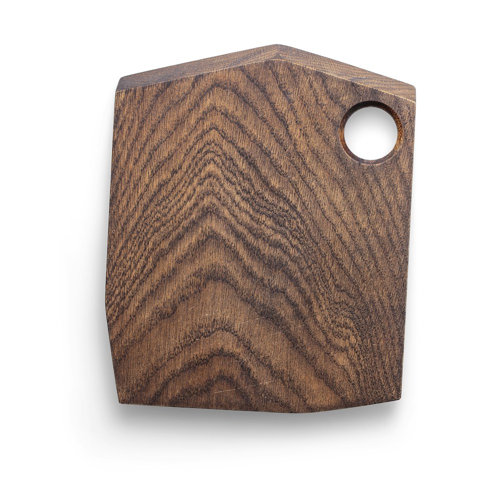 Tabla de cortar de madera marrón sobre superficie blanca