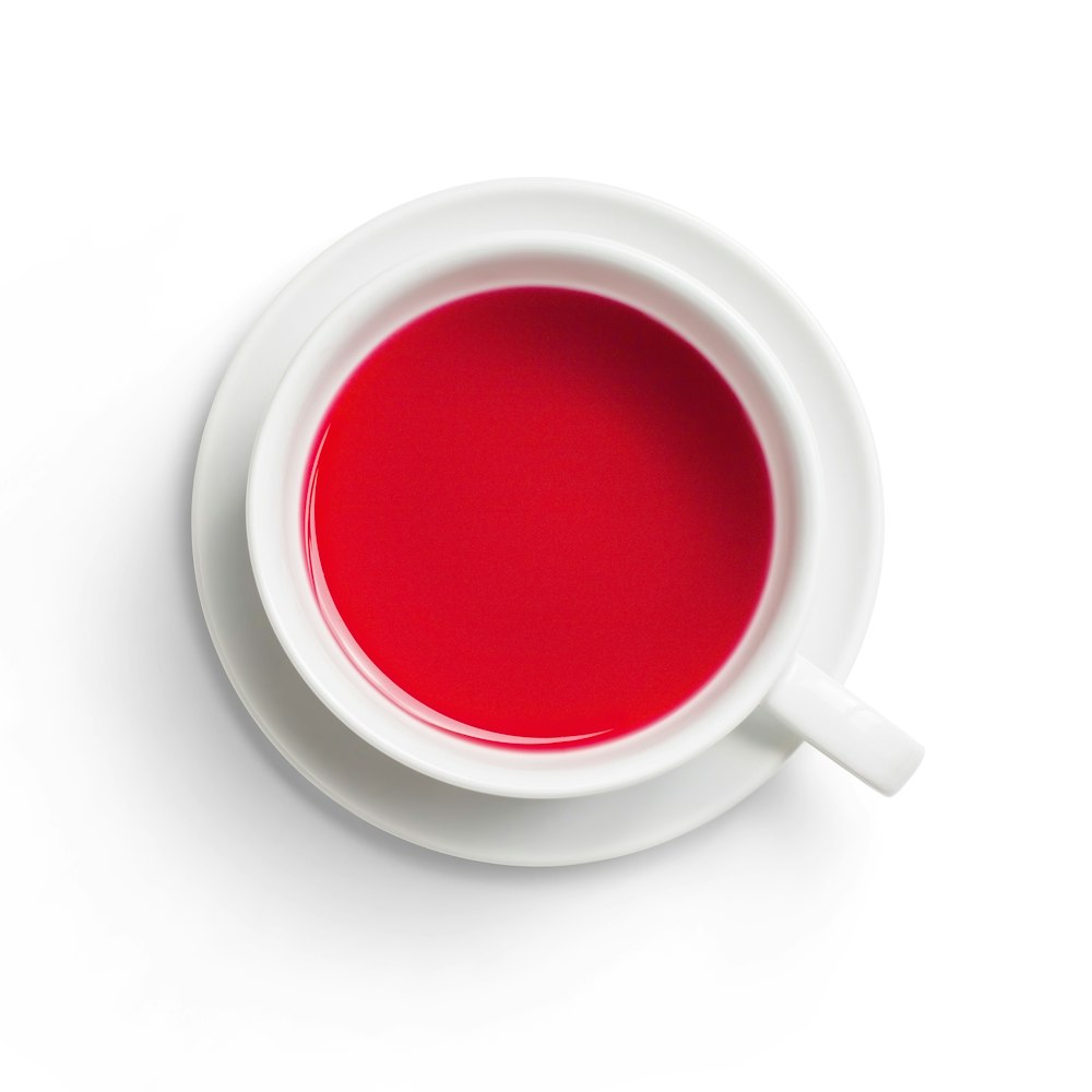 Mug en céramique blanche avec liquide rouge