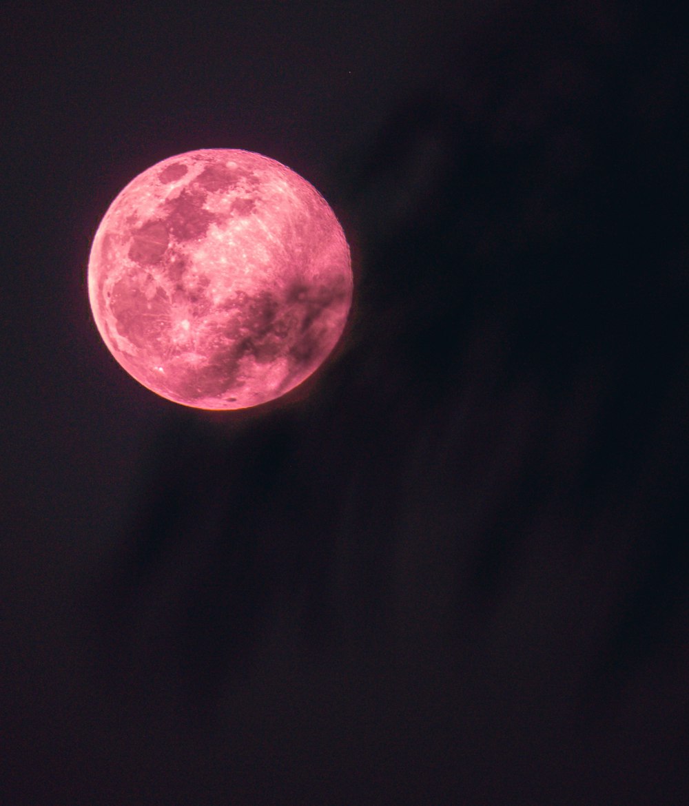 Luna llena en cielo nocturno oscuro