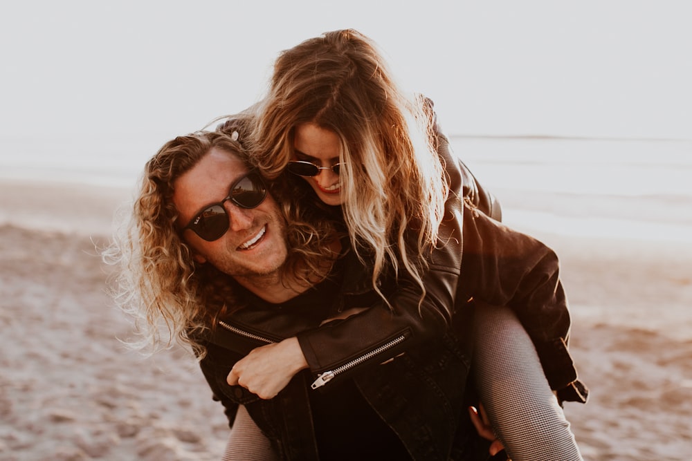 Femme en veste en cuir noir portant des lunettes de soleil noires