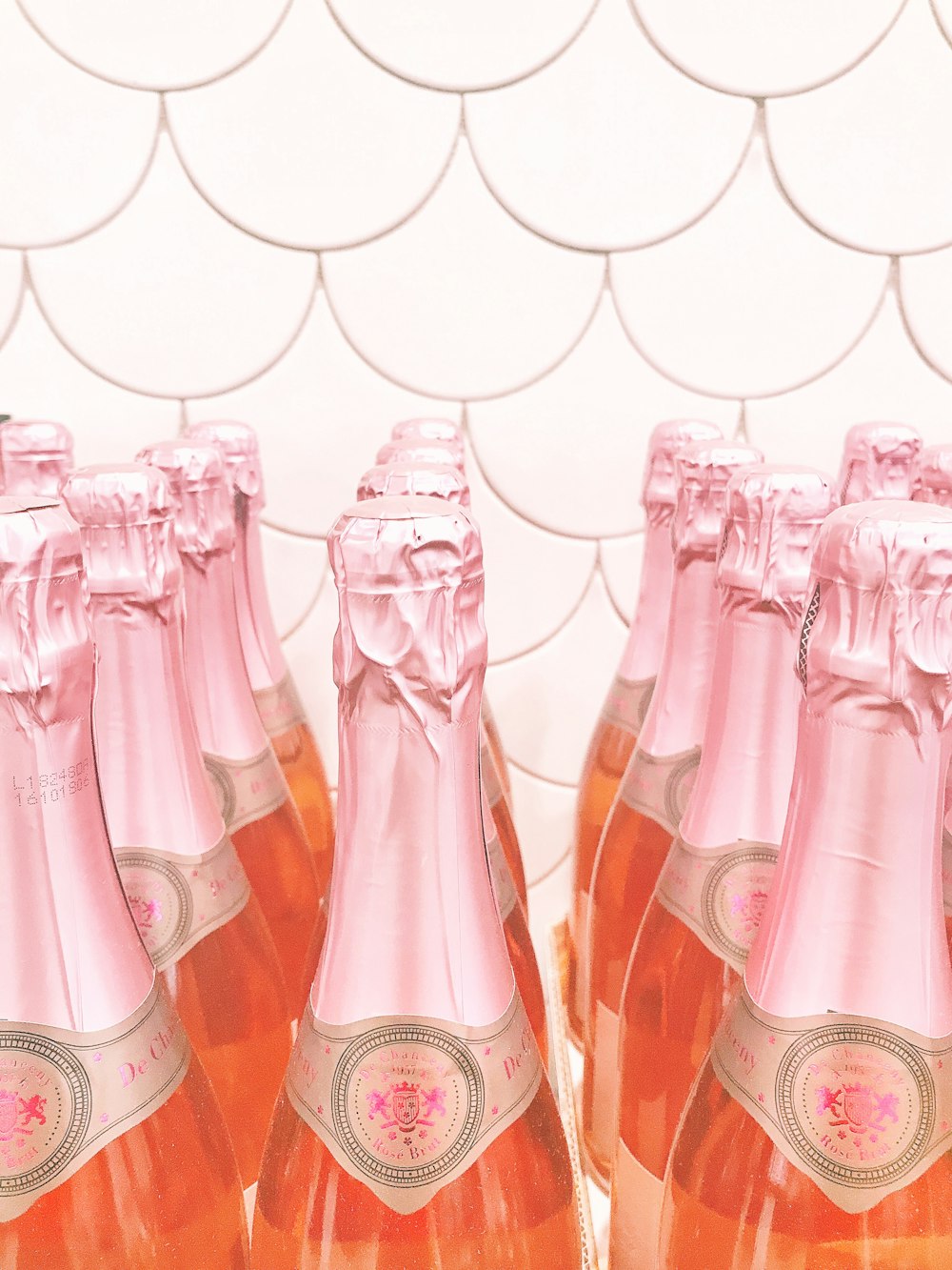 garrafas de vidro cor-de-rosa na mesa de madeira marrom