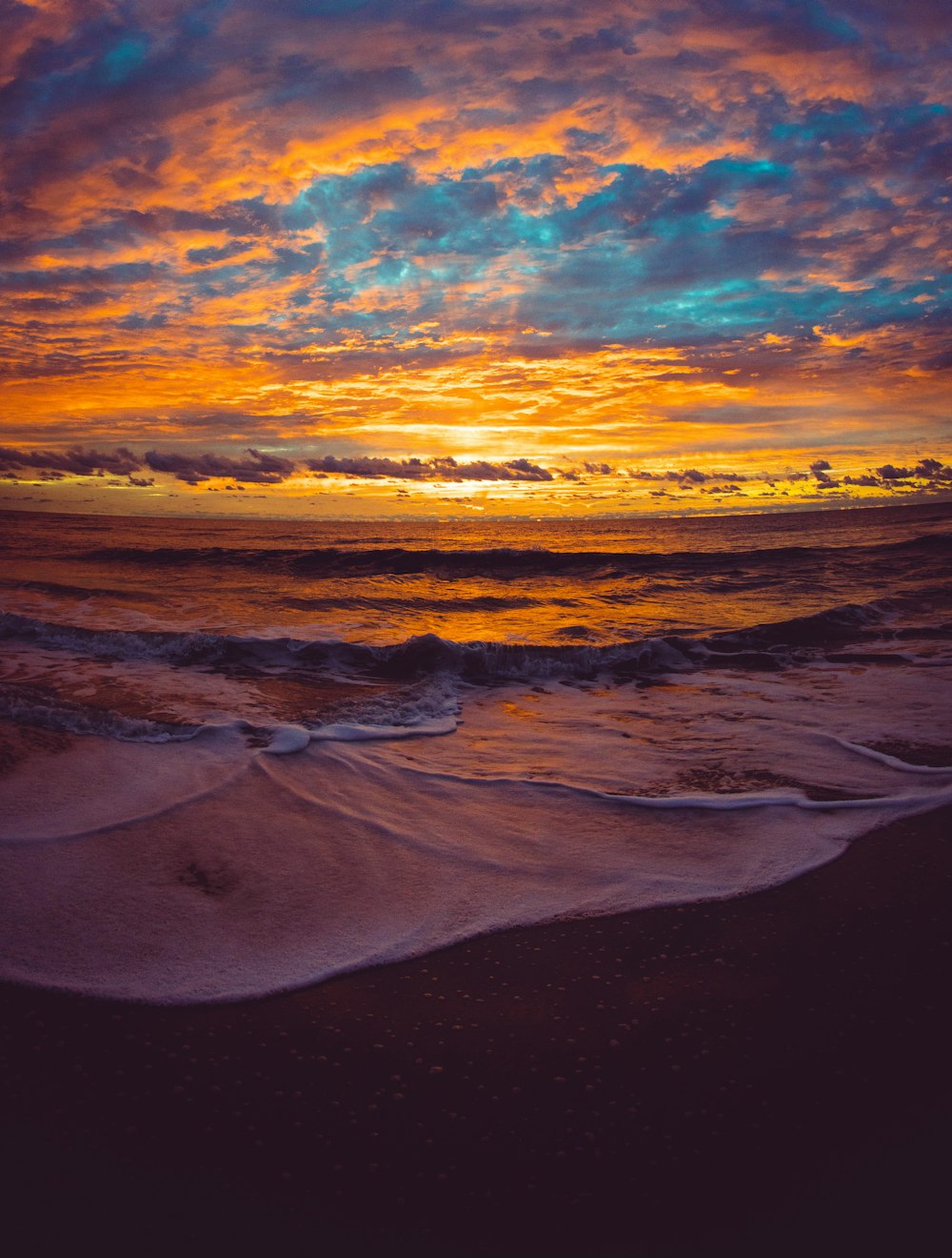 日没時の茶色と白の海の波