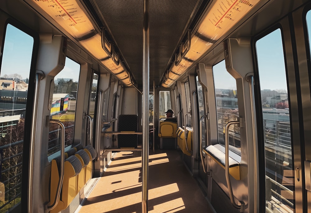 assentos de ônibus amarelos e pretos