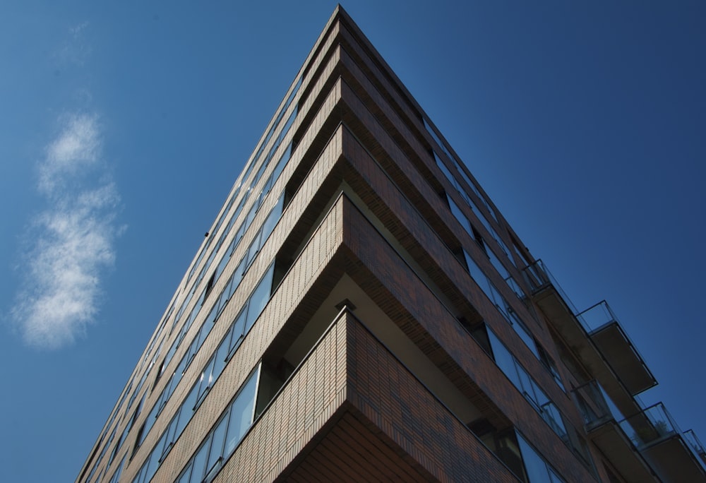 Edificio de hormigón marrón bajo el cielo azul durante el día