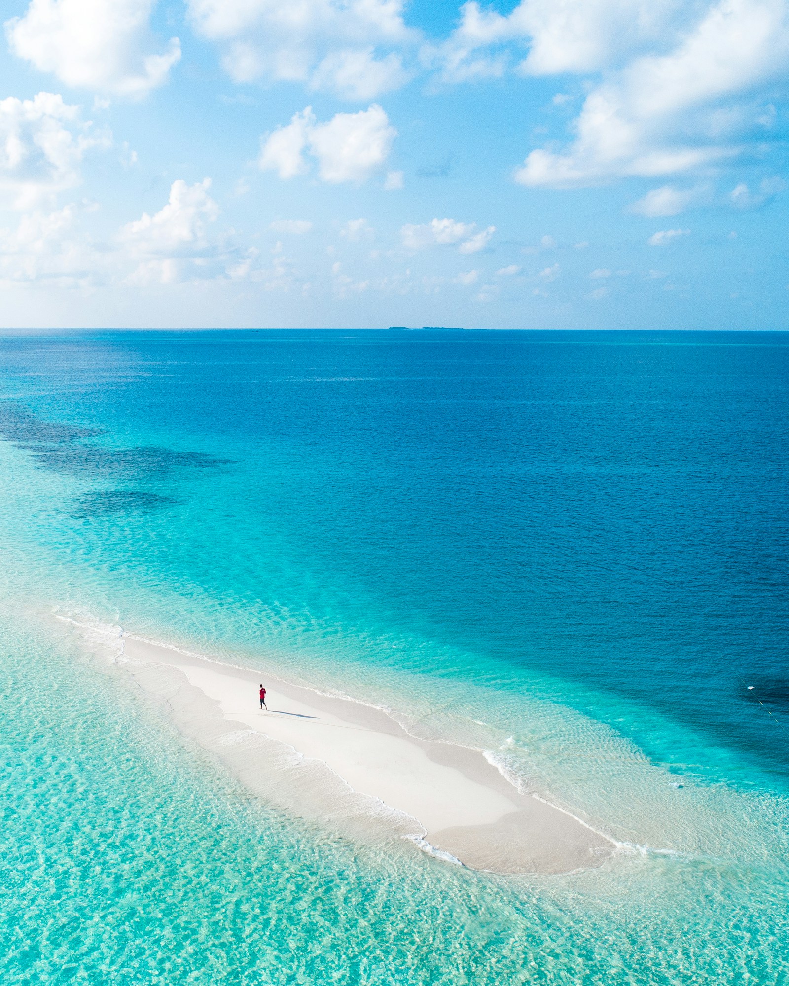 A quiet Maldivian sandbank in turquoise shallows