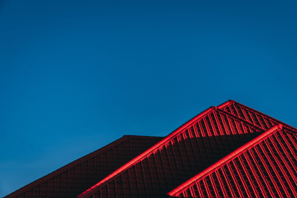 Rotes und schwarzes Gebäude unter blauem Himmel