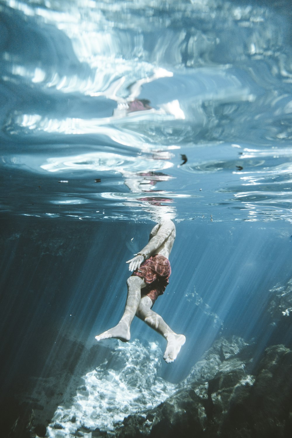 Mujer en bikini marrón nadando en el agua