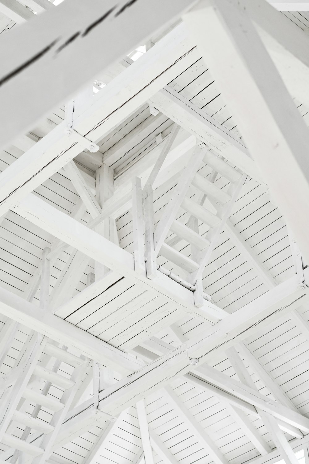 white wooden ceiling frame during daytime