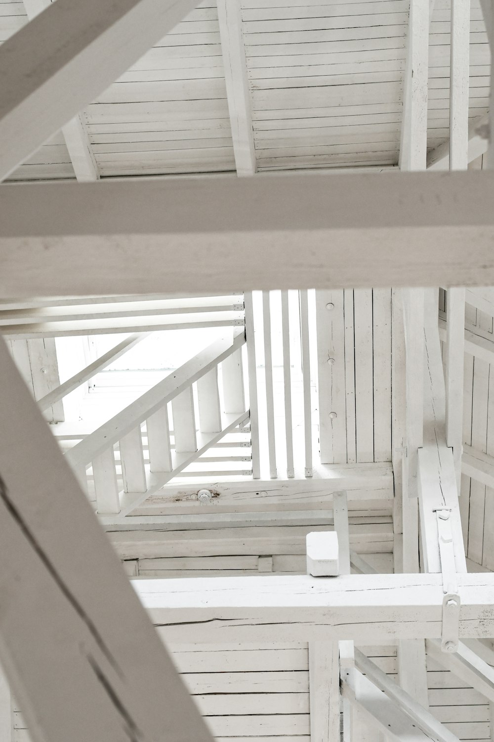 Escalera de madera blanca con barandillas de madera blanca