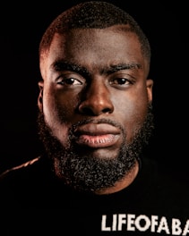 man in black crew neck shirt