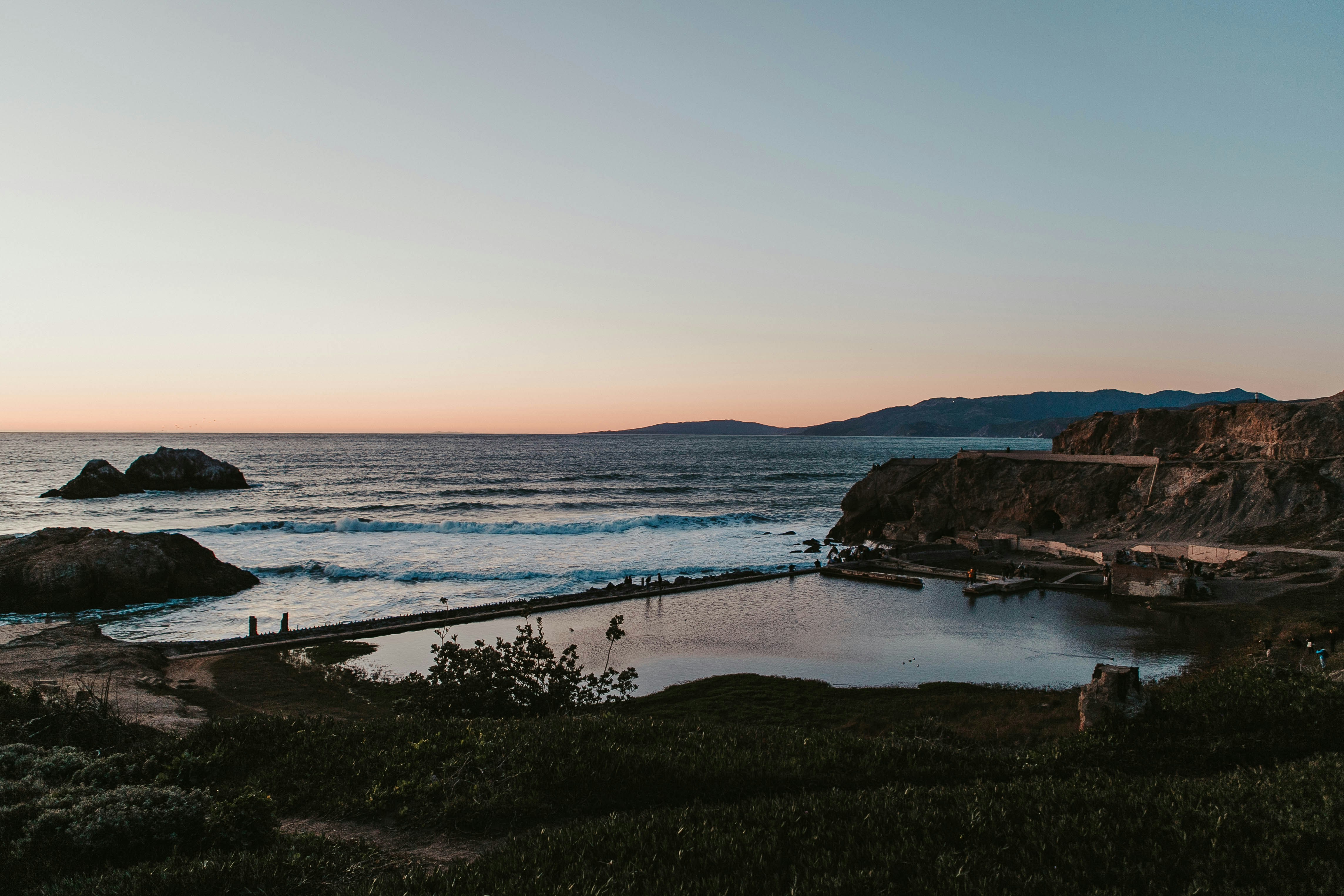Cuerpo de agua cerca de la formación de Brown Rock durante el día