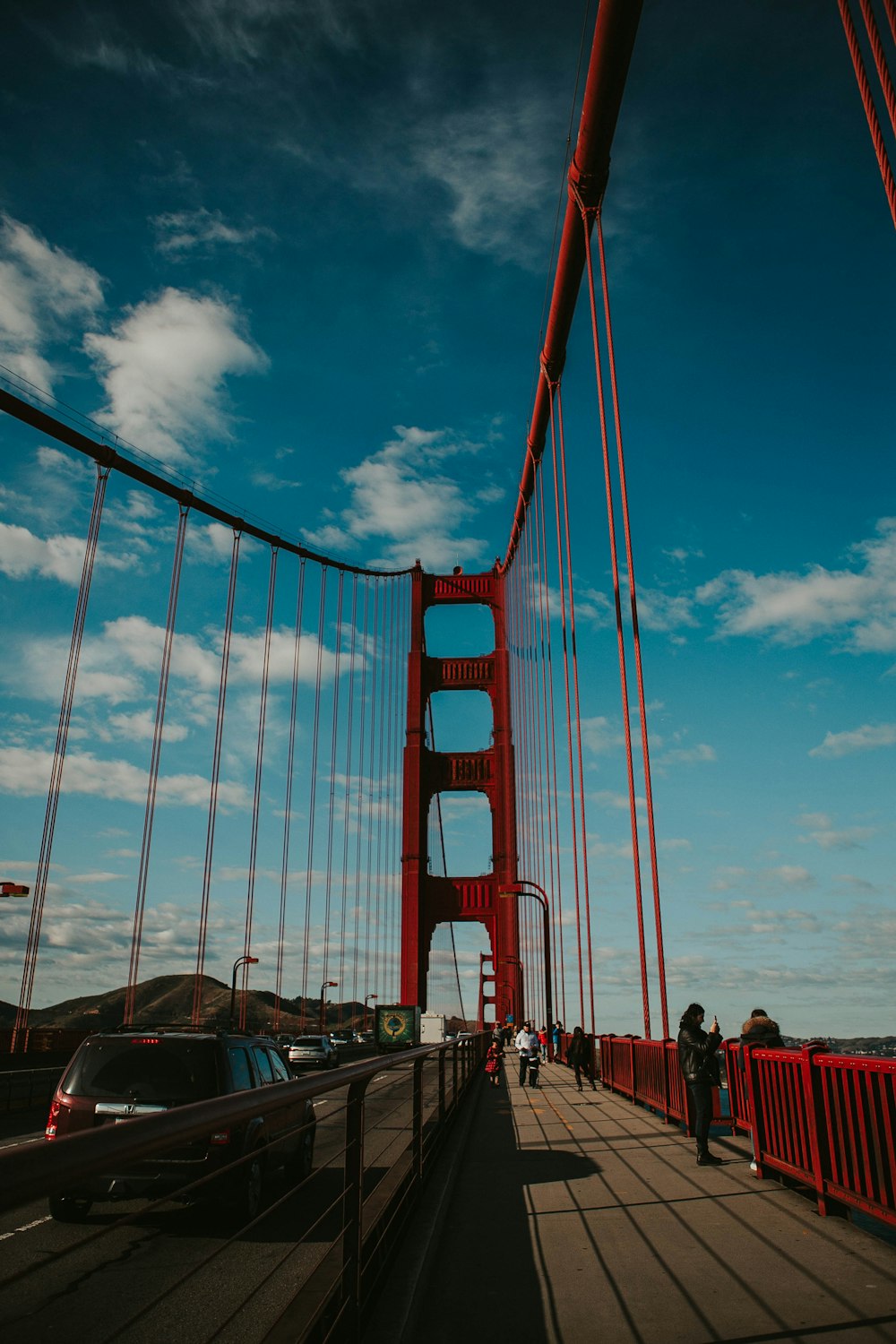 carros na ponte sob o céu azul durante o dia