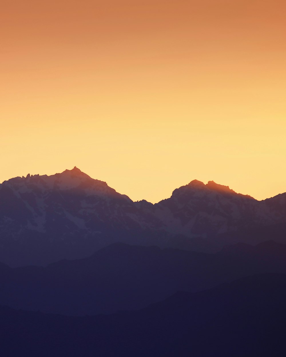 Silueta de montañas durante la puesta del sol