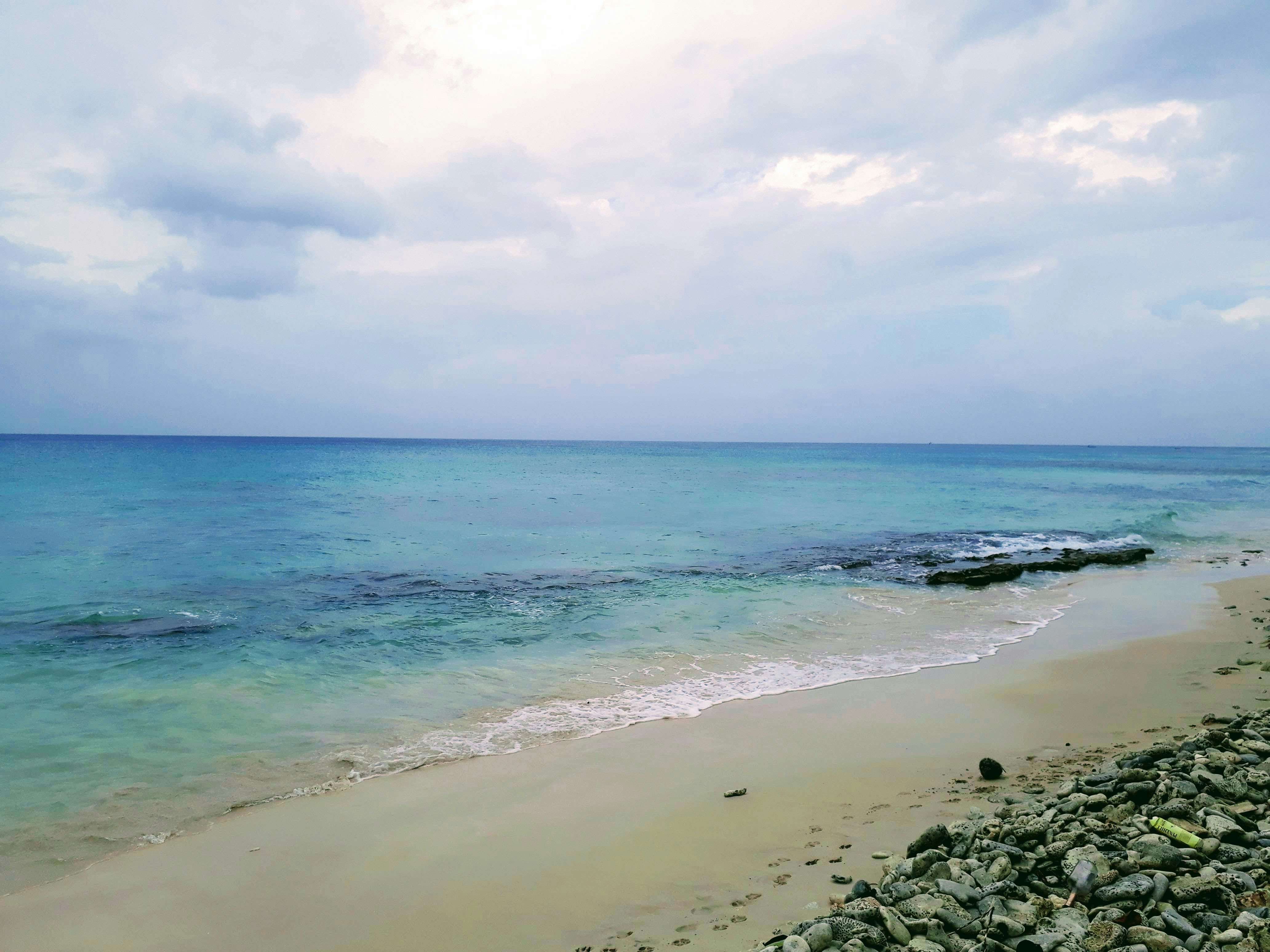 sea waves crashing on shore during daytime, 