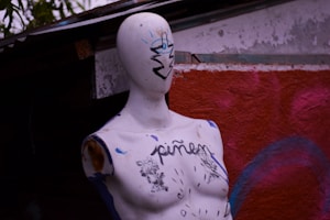 Casual streetwear outfit displayed on a mannequin against a graffiti wall