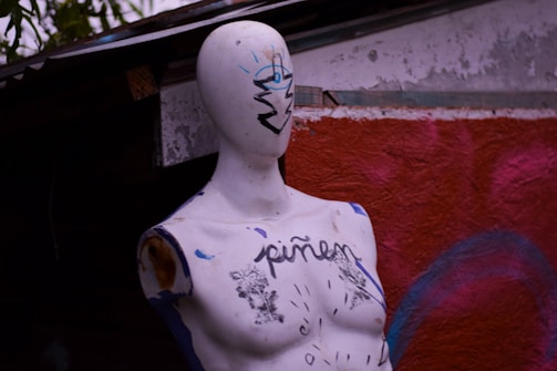 Casual streetwear outfit displayed on a mannequin against a graffiti wall