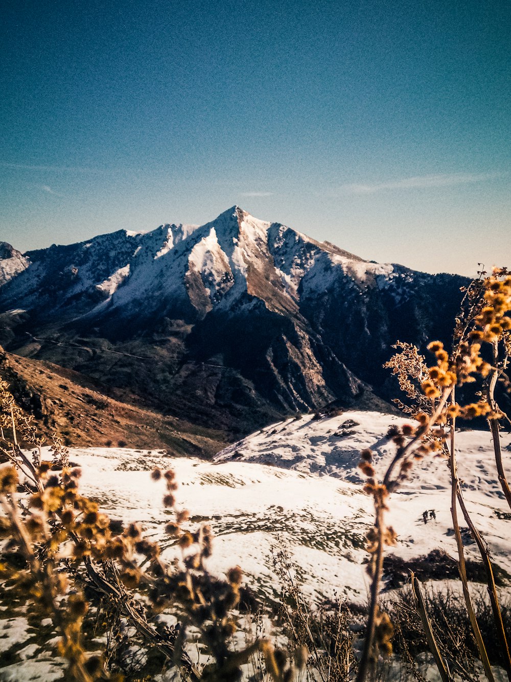 Schneebedeckter Berg unter blauem Himmel tagsüber