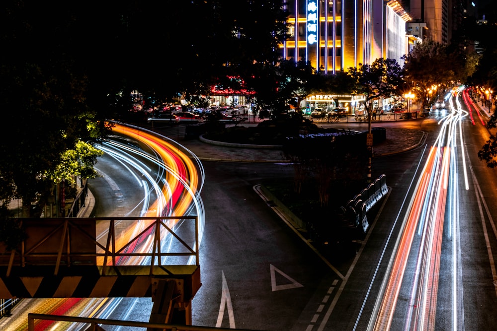 Photographie en accéléré de voitures sur la route pendant la nuit