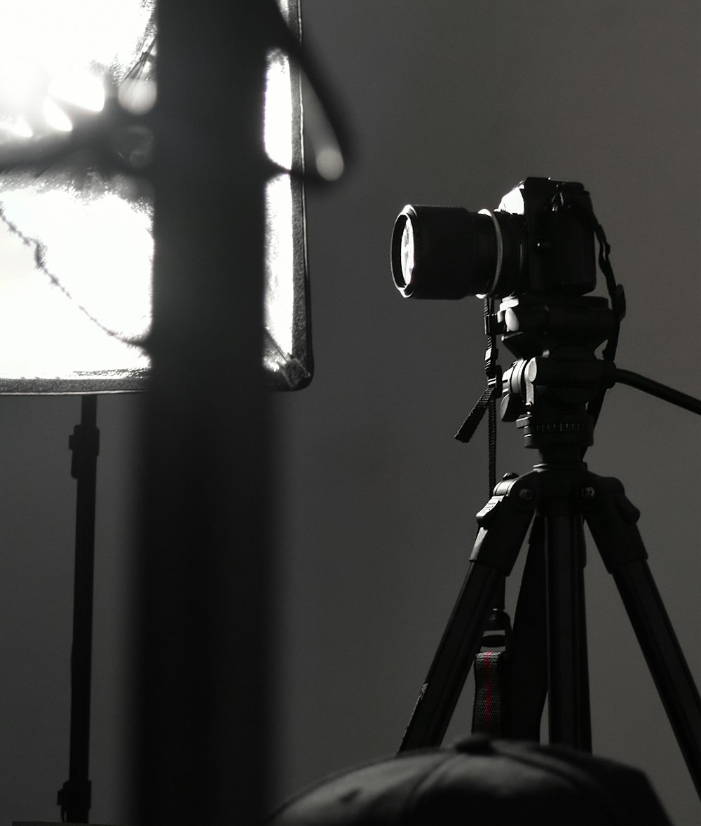Schwarze Kamera auf Stativ in Graustufenfotografie