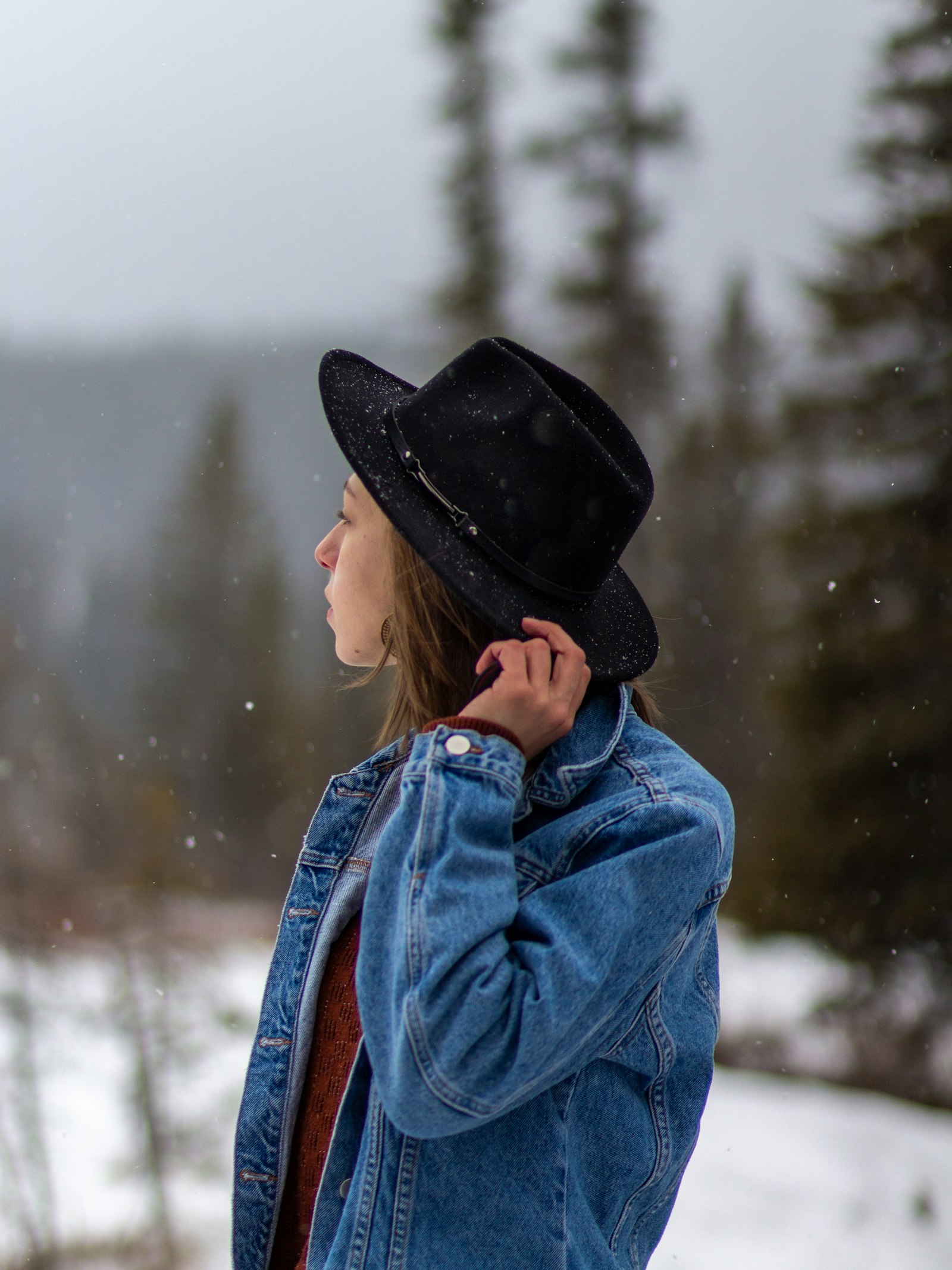 Canon EOS 700D (EOS Rebel T5i / EOS Kiss X7i) + Canon EF 85mm F1.8 USM sample photo. Woman in blue denim photography