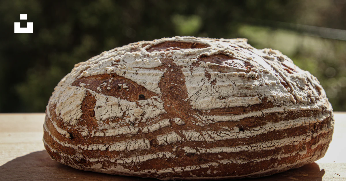 Pan Roca Foto Roca marrón sobre mesa de madera marrón – Imagen Pan de molde ...