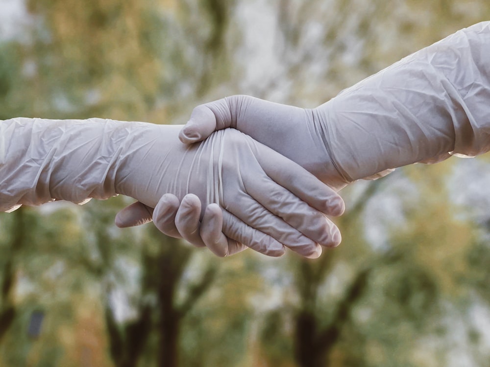 Person, die Babys an der Hand hält