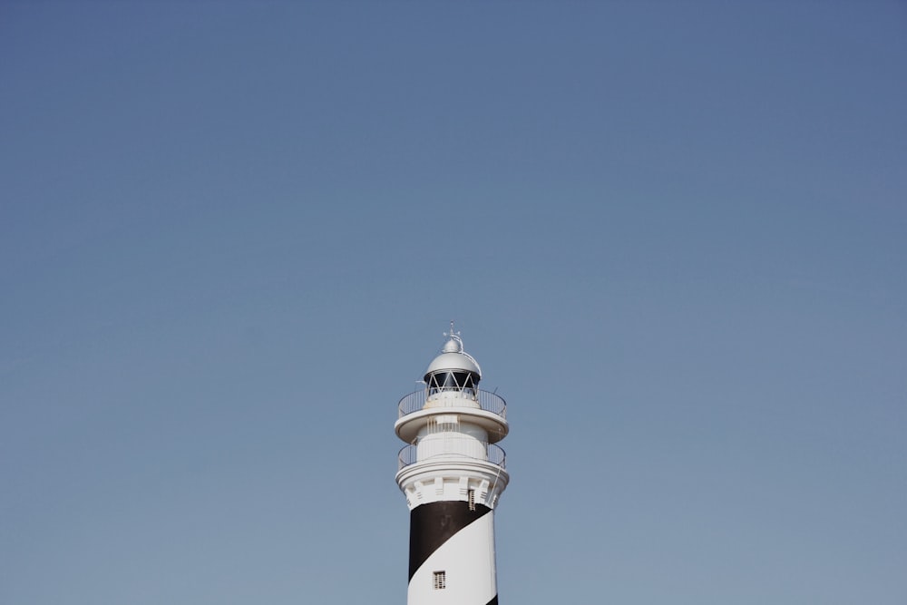 昼間の青空に白と黒の灯台