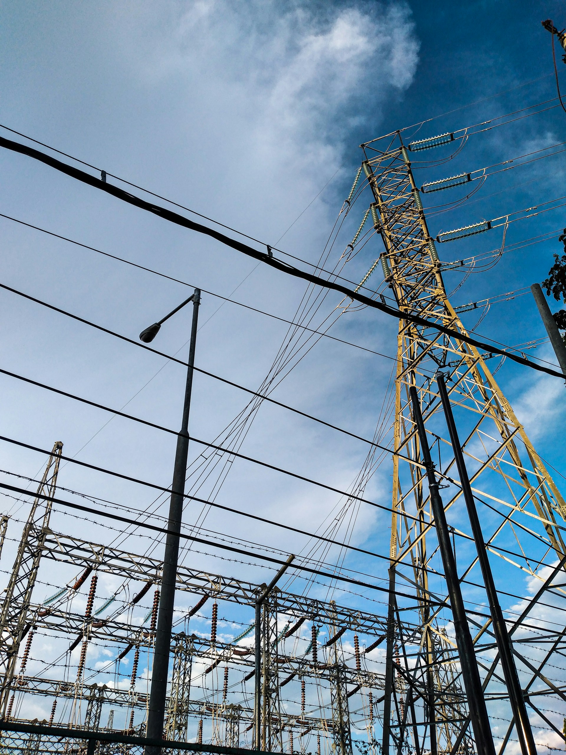 gray computer monitor