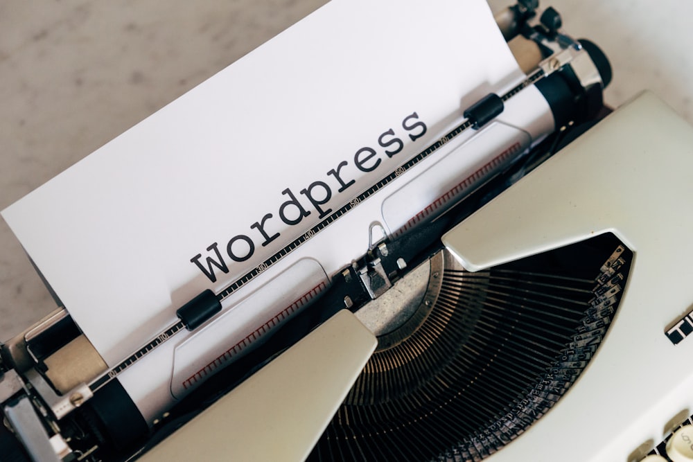 machine à écrire en braille blanc et noir