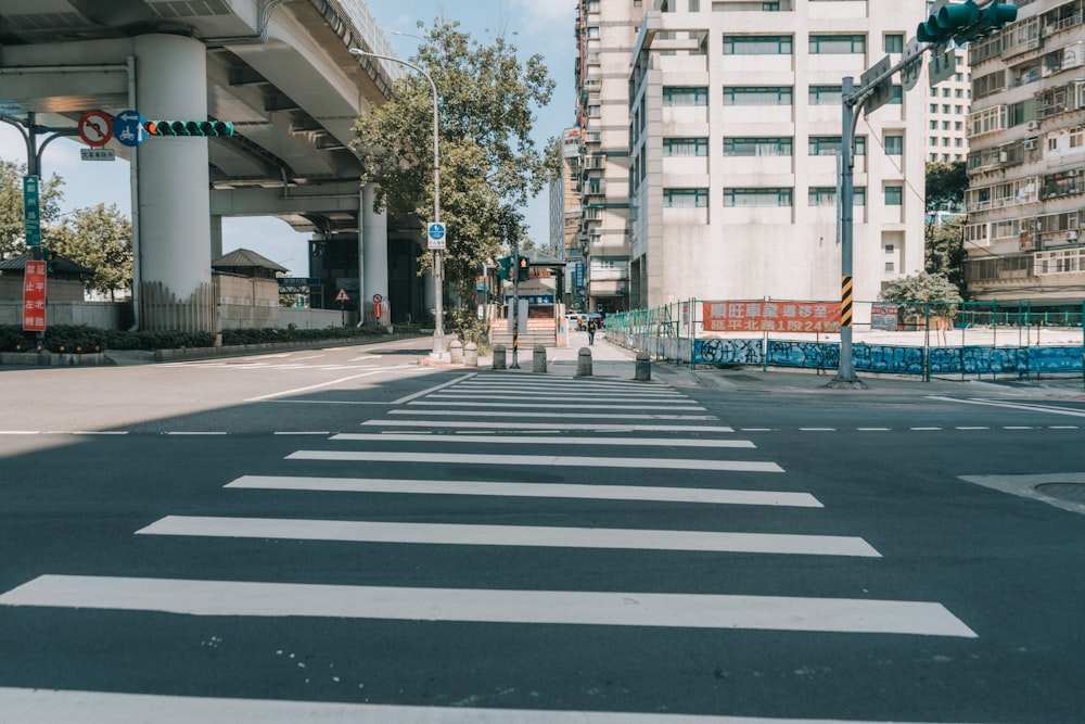 Carril peatonal blanco y negro