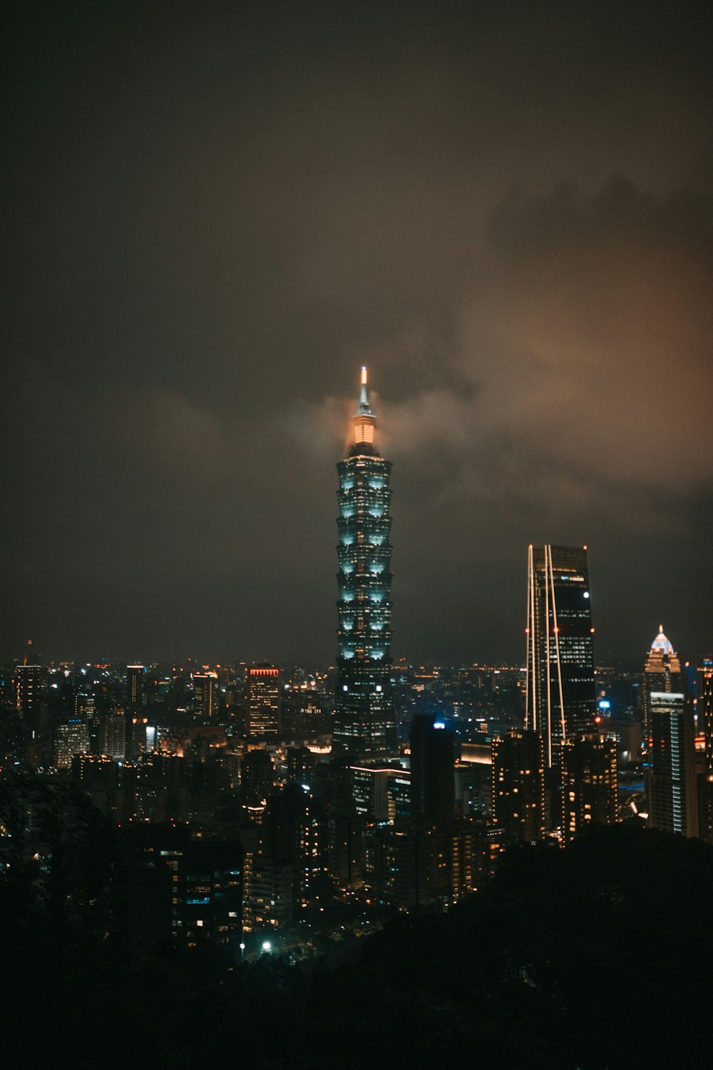 Skyline de la ville pendant la nuit