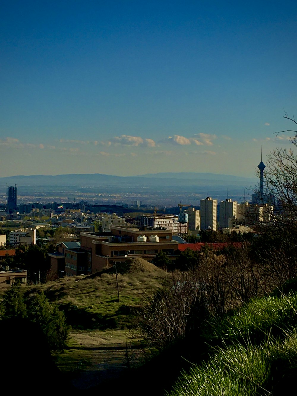 skyline della città sotto il cielo blu durante il giorno