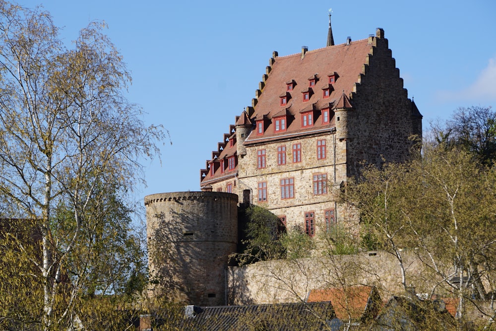 Braunes und graues Betongebäude