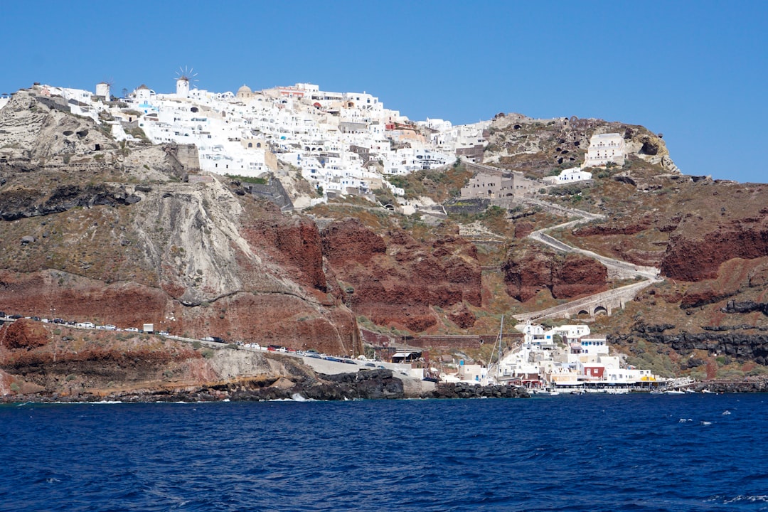 travelers stories about Cliff in Santorini, Greece