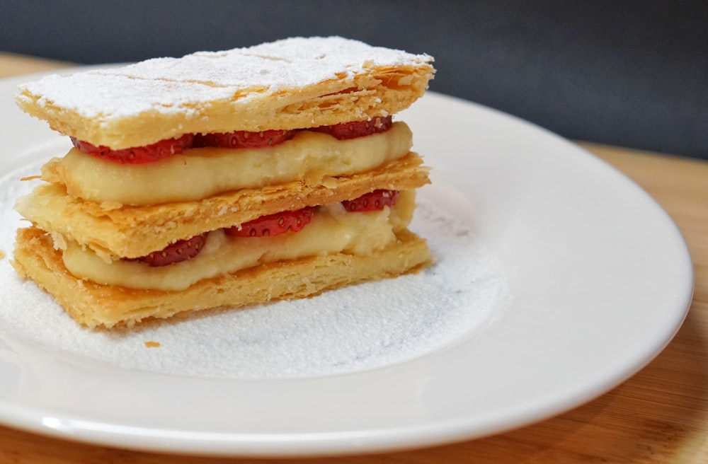 Pâtisserie blanche et brune sur assiette en céramique blanche