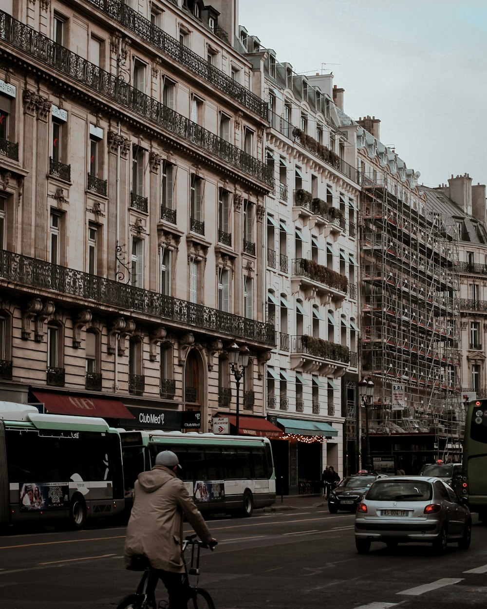 une personne à vélo dans une rue de la ville