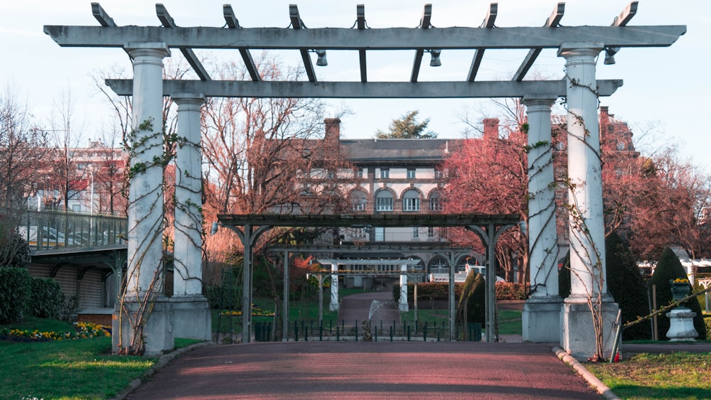 茶色と白のコンクリートの建物