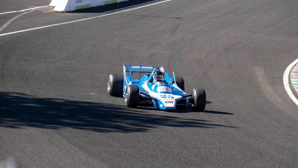 Coche F 1 azul y negro en carretera