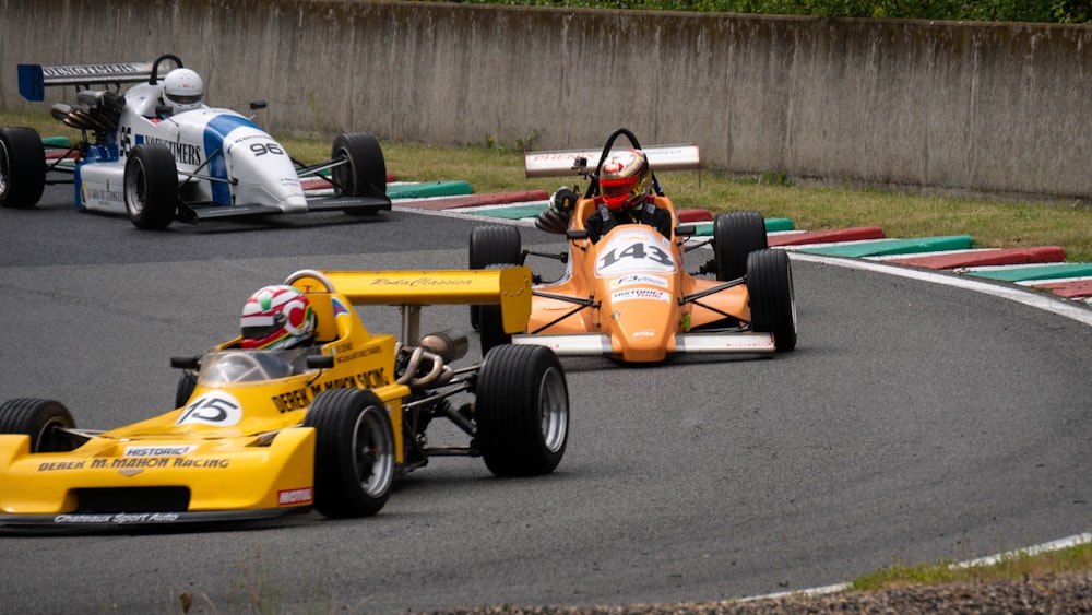 黄色と黒のF1レースカーがコースを走る