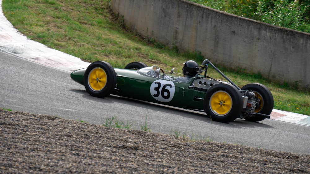 Coche de carreras blanco y negro en el campo de atletismo durante el día