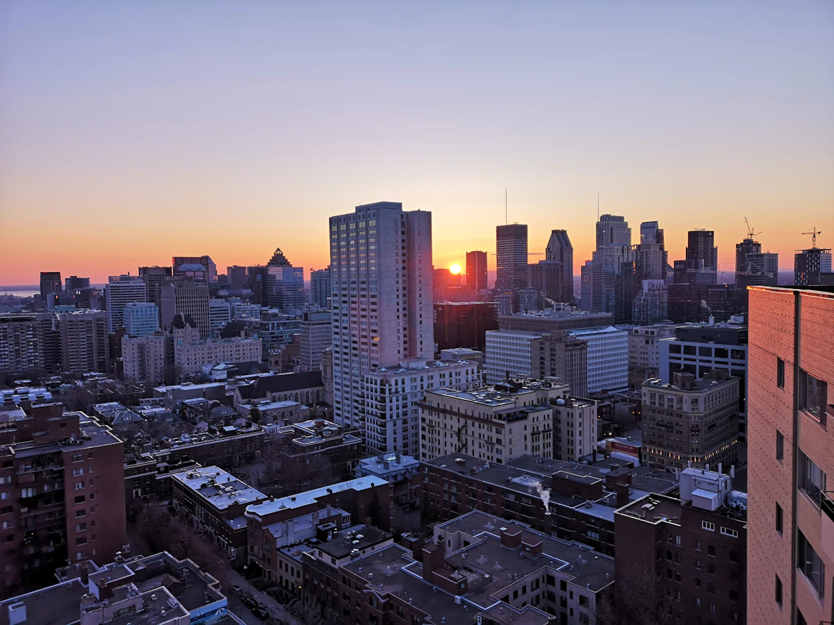 Gratte-ciel de Montréal sous un ciel bleu au lever du jour